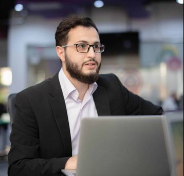 Profissional de finanças ao computador